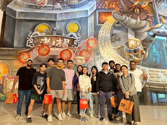 實驗室成員於嘉義縣大林鎮老楊方塊酥觀光工廠內壁畫前合影