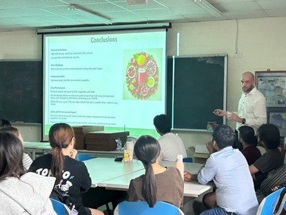 義大利佛羅倫斯大學學者於教室介紹無土果樹栽培與再生水應用課程