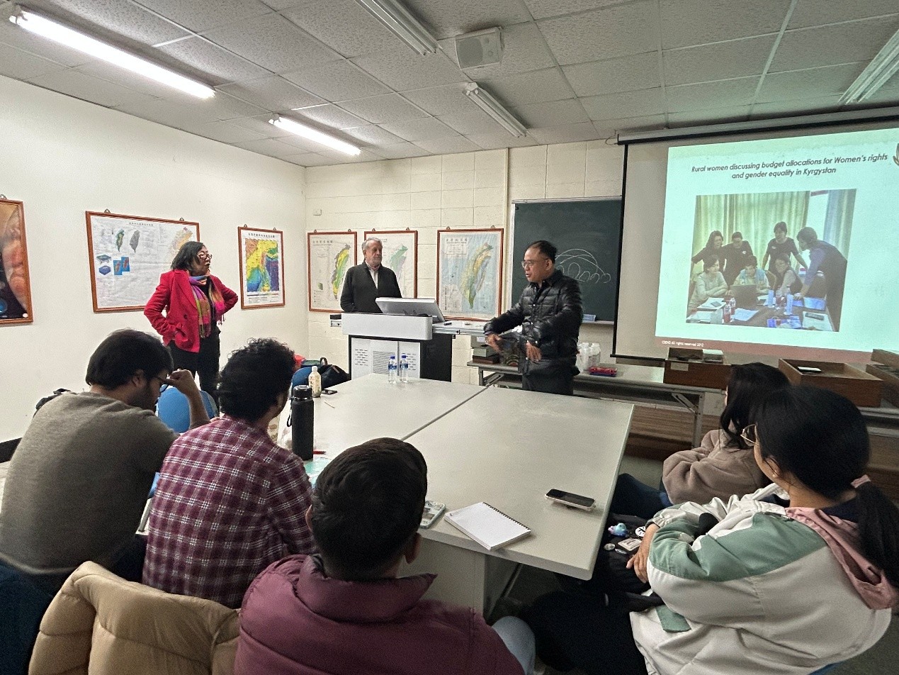 瑞士日內瓦社會經濟發展中心學者於教室介紹永續發展與國際合作相關議題