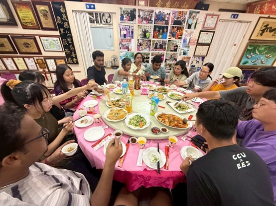 實驗室成員於嘉義縣鹿草鄉協助颱風受災農園後吃辦桌餐敘照