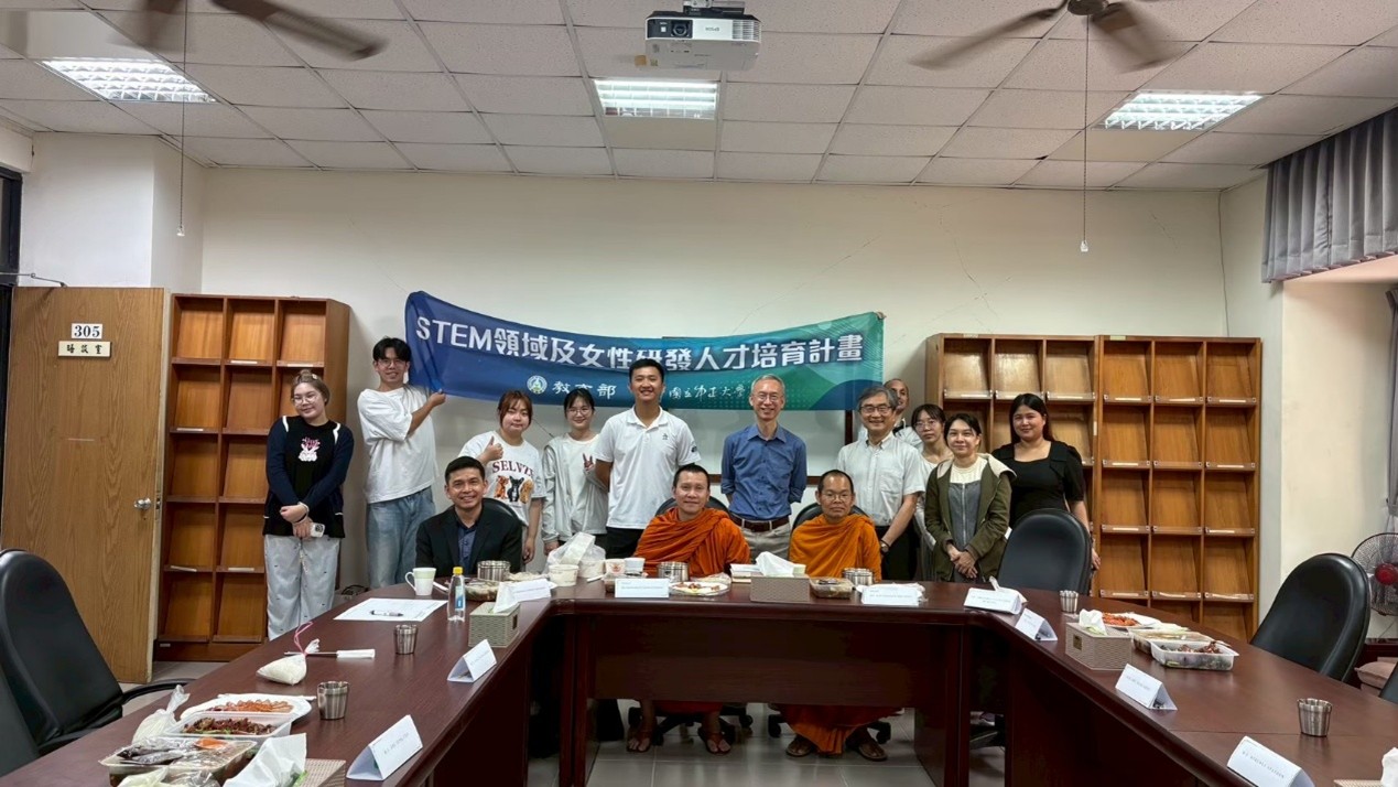 泰國摩訶麥谷佛教大學依善校區學術訪問團、本校理學院院長與實驗室學生於學術交流活動後合影