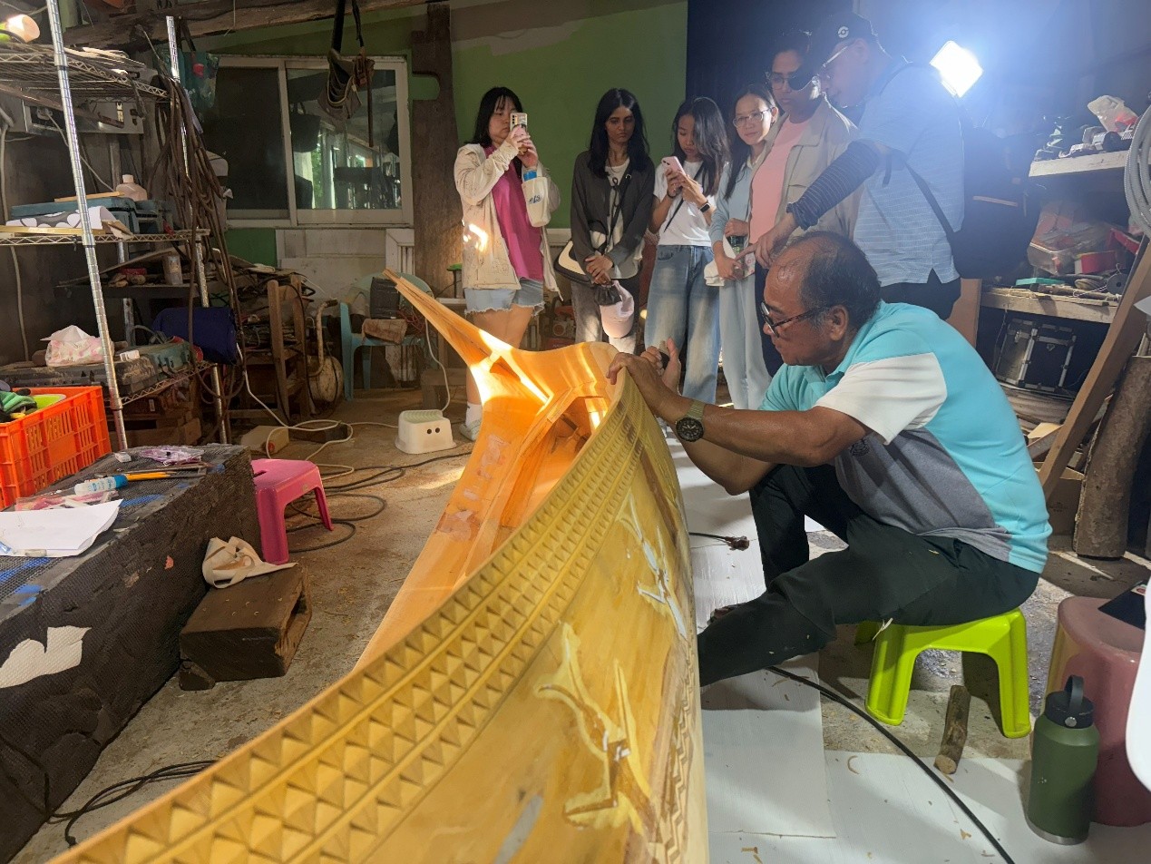 蘭嶼達悟族拼板舟文化交流計畫參與者於室內觀察拼板舟製作過程照