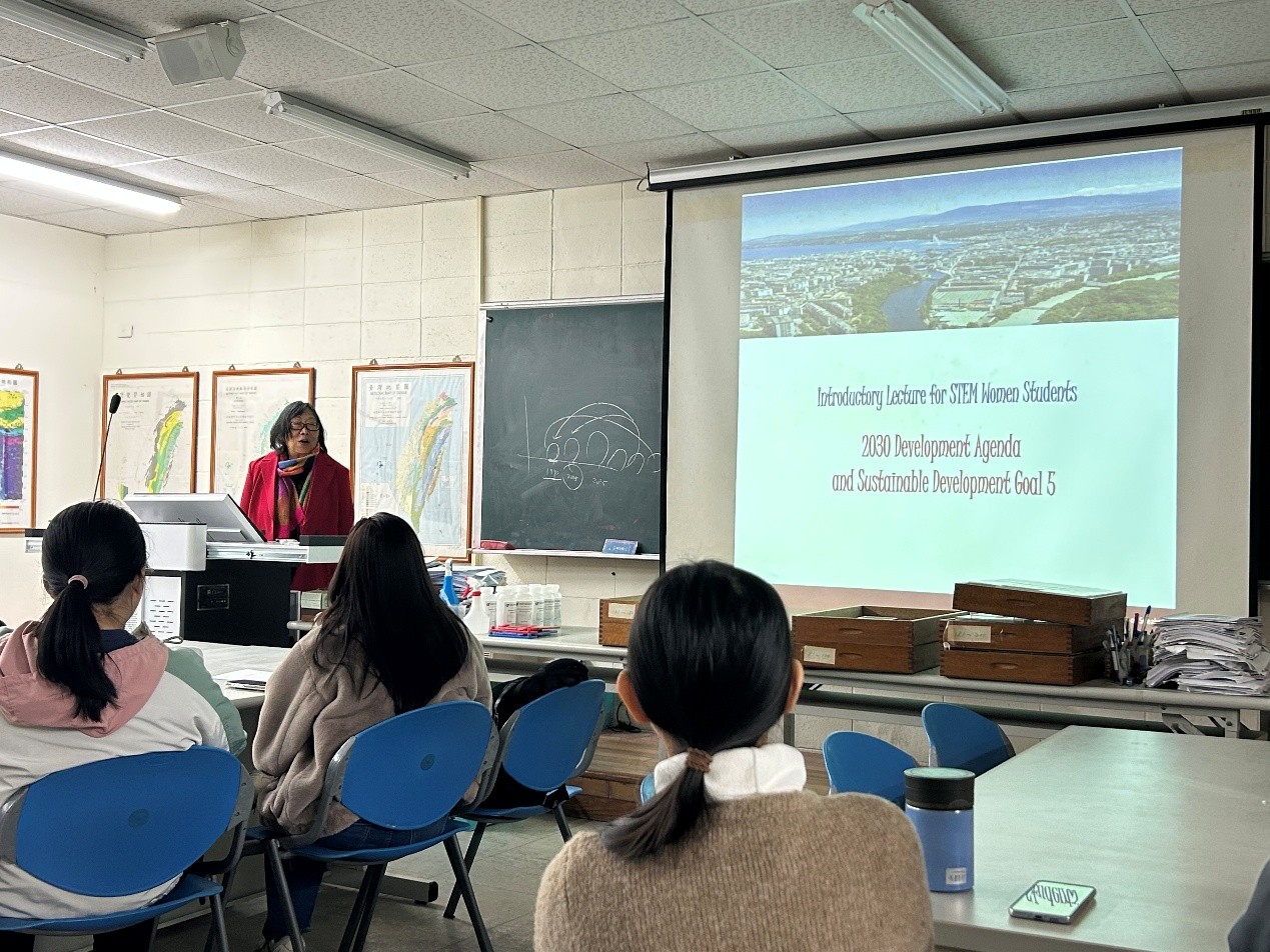 瑞士日內瓦社會經濟發展中心游麗嘉教授於中正大學講授永續發展目標與綠領人才議題